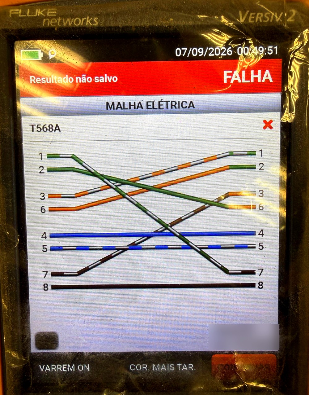 Certificador Fluke Networks Versiv 2 exibindo falha de mapa de fios durante um laudo de certificação de rede: malha elétrica, pinagem T568A e pares cruzados.